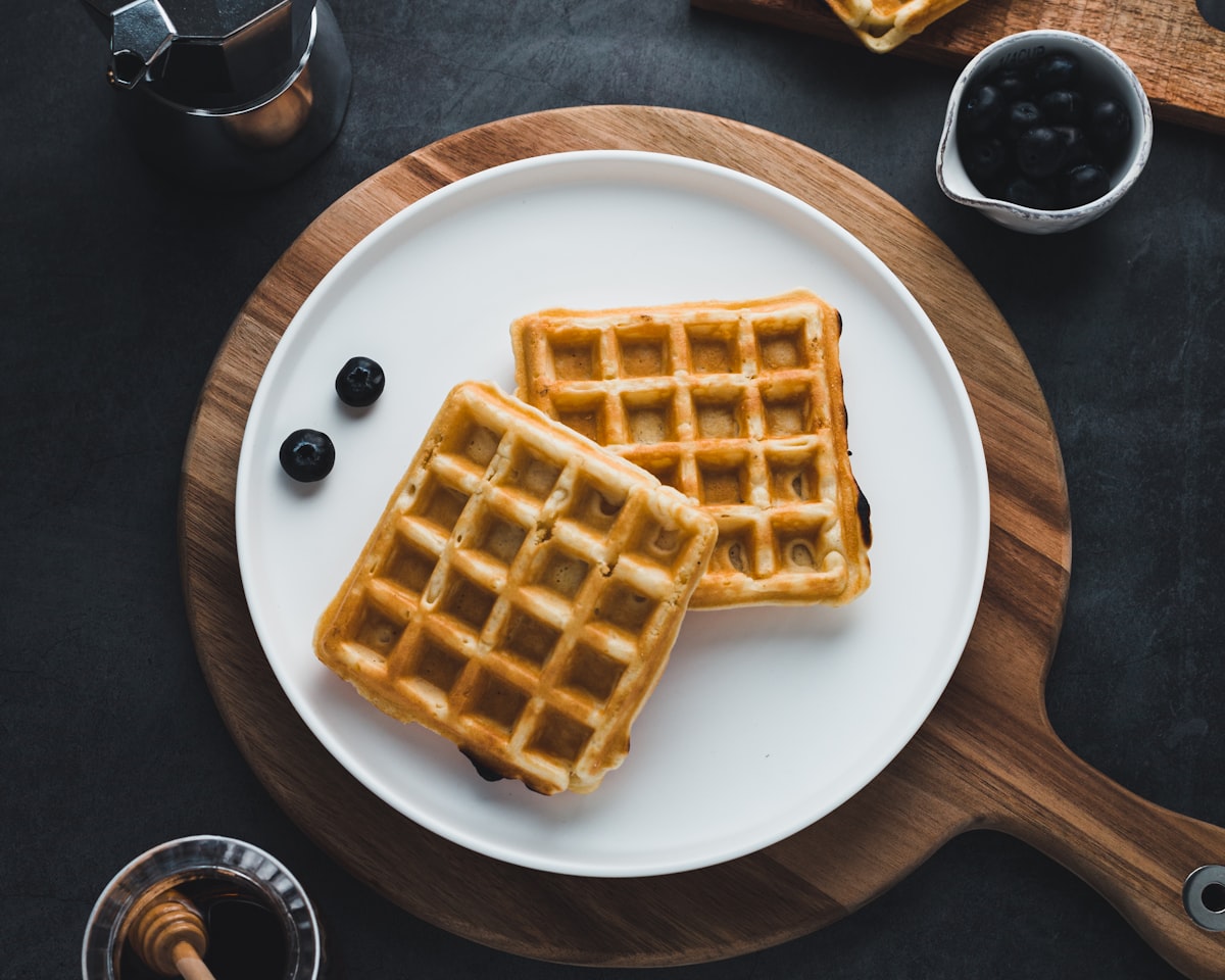 Frisch gebackene Waffeln mit Puderzucker